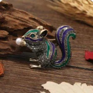 🍏50% OFF/3+...Rhinestone Squirrel/Chipmunk Brooch/Pendant (Purple/Green)